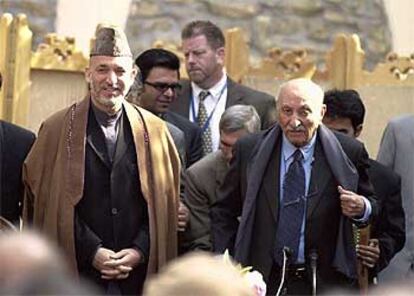 El presidente afgano, Hamid Karzai (izquierda), junto al ex rey Zahir Shah, el pasado 3 de noviembre.