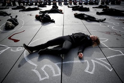 Peresonas protestan por el tratamiento ético de los animales (PETA) junto al museo de arte moderno Centre Pompidou, para dar a conocer el Día Mundial del Vegano en París, Francia.