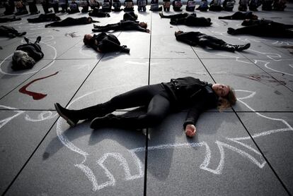 Peresonas protestan por el tratamiento ético de los animales (PETA) junto al museo de arte moderno Centre Pompidou, para dar a conocer el Día Mundial del Vegano en París, Francia.