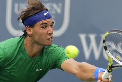 Nadal intenta devolver un golpe.