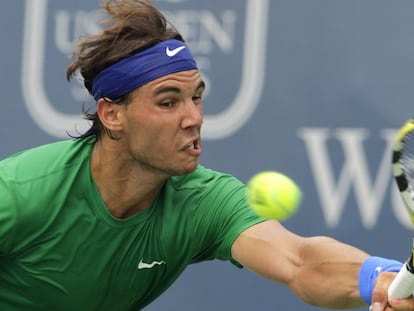 Nadal intenta devolver un golpe.