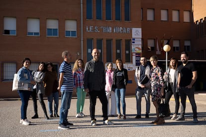 Equipo directivo y docentes del instituto público Río Júcar. En el centro, con camisa a cuadros, el director Francisco Selva.