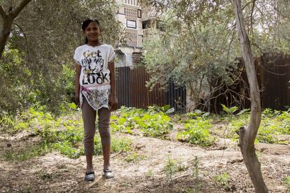Doaa Yasseen, una niña de 11 años de la ciudad de Gaza, perdió la mano derecha el mediodía del 6 de mayo de 2015 cuando, camino a casa desde la escuela, recogió un resto explosivo sin estallar de conflictos anteriores. “Pensé que era un juguete, pero me explotó en la mano”, explica Doaa. El médico advirtió a la familia que era preferible trasladarla al hospital de Nablus (en Cisjordania) para evitar una amputación más severa. En Nablus, Doaa fue sometida a ocho intervenciones quirúrgicas. Debido a la complejidad del caso, la niña permaneció internada durante 52 días.