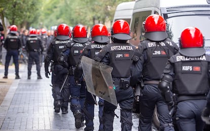 Agentes antidisturbios de la Ertzaintza en una intervención reciente en San Sebastián antes de un partido entre la Real Sociedad y el Anderlech.