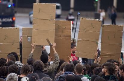 Estudiantes sujetan sus pancartas durante la manifestación en Madrid.