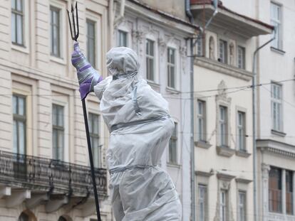 Una estatua protegida en el centro de Lviv (Ucrania), al inicio de la guerra.