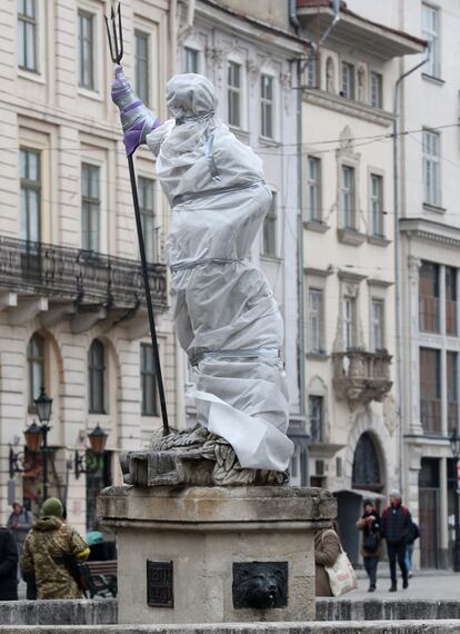 Una estatua protegida en el centro de Lviv (Ucrania), al inicio de la guerra.