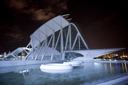 Las obras de Calatrava descansan en la noche sin haber funcionado a pleno rendimiento desde la inauguración de este proyecto. En la imagen, piscinas posteriores del Museo de las Ciencias.