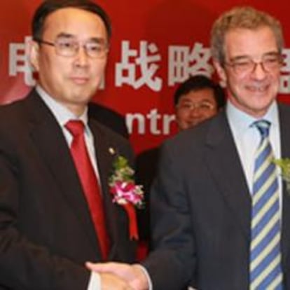 César Alierta y el presidente de China Unicom, Chang Xiaobing, en una imagen tomada en septiembre de 2009.