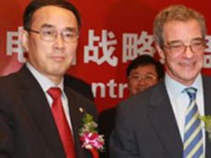 César Alierta y el presidente de China Unicom, Chang Xiaobing, en una imagen tomada en septiembre de 2009.