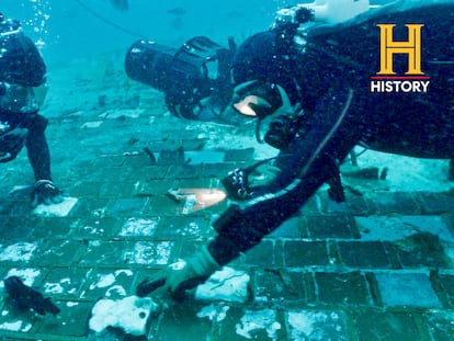 Dos investigadores submarinos exploran un segmento del transbordador espacial 'Challenger', descubierto por el equipo en las aguas de la costa de Florida durante el rodaje de un documental de 'History Channel'