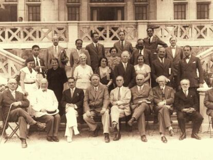 Universidade de Ver&aacute;n en Santiago, en 1933. O primeiro na terceira fileira dende abaixo &eacute; Fernando Calvet.
