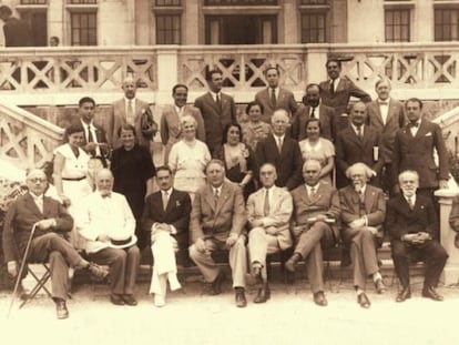 Universidade de Ver&aacute;n en Santiago, en 1933. O primeiro na terceira fileira dende abaixo &eacute; Fernando Calvet.