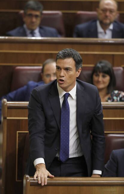 El secretario general del PSOE, Pedro Sánchez, vota durante la segunda votación del debate de investidura del candidato a la presidencia del Gobierno, Mariano Rajoy, en el Congreso de los Diputados.