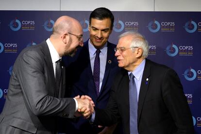 Fotografía facilitada por presidencia española que muestra a su titular, Pedro Sánchez (c) junto a su ministro de Exteriores, Josep Borrell (d) y el presidente del Consejo Europeo, Charles Michel (i).