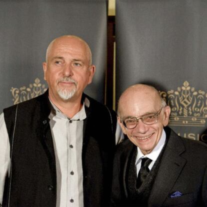 El músico británico Peter Gabriel y el creador de las Orquestas Juveniles e Infantiles de Venezuela, José Antonio Abreu, en la ceremonia en la que ambos recibieron el premio Polar