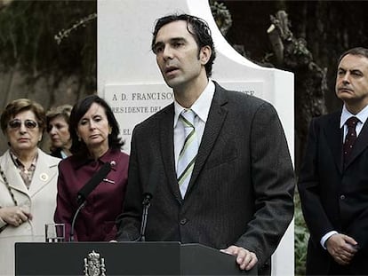 Francisco Tomás y Valiente hijo, durante su intervención; en segundo plano (a la izquierda y con gafas), su madre, Carmen Lanuza, y María Emilia Casas, presidenta del Constitucional; a la derecha, José Luis Rodríguez Zapatero.