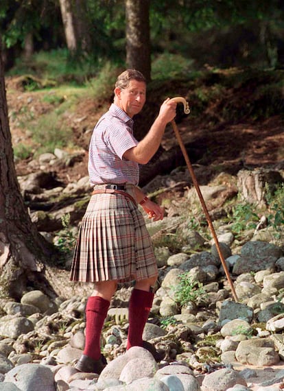 Carlos en falda escocesa y con un bastón Sheperd's Crook, en Aberdeenshire (Escocia). Fiel a sus proveedores, la camisa a cuadros es de Turnbull & Asser.