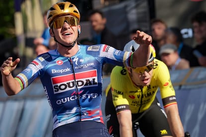 Remco Evenepoel levanta los brazos tras imponerse a Wout van Aert el viernes en la llegada de la Flecha de Brabante.