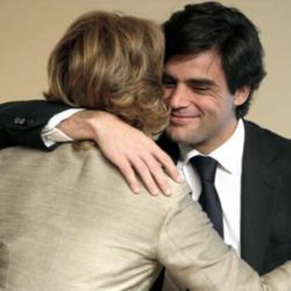 La presidenta de la Comunidad de Madrid, Esperanza Aguirre, se despide del consejero de Sanidad, Juan José Güemes