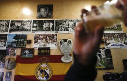 Al fondo, una foto en homenaje a Matilde de Castro en el bar La Corrala de Rivas-Vaciamadrid.