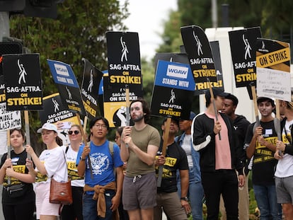 Integrantesdel sindicato de actores SAG-AFTRA durante una protesta a las afueras de los estudios de Sony, en California, el pasado 29 de septiembre.