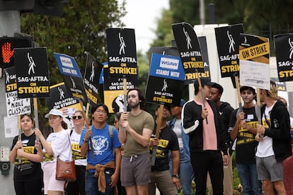 Integrantes del sindicato de actores SAG-AFTRA durante una protesta a las afueras de los estudios de Sony, en California, el pasado 29 de septiembre de 2023.