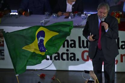 Lula em ato anti-impeachment em São Paulo, na sexta-feira.