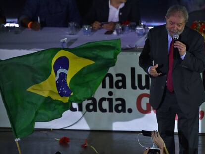 Lula em ato anti-impeachment em São Paulo, na sexta-feira.