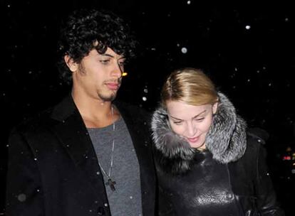 Duró poco el amor. La cantante Madonna, quien llevaba meses junto al joven modelo brasileño Jesús Luz, ha confirmado la ruptura de la pareja en la red social 'Twitter'. Cuando en su perfil un fan le comentaba su alegría por su soltería, ya que según su opinión, las mejores canciones de ella fueron realizadas cuando estaba sola, ella misma le contestó: "Si tú estas orgulloso de que esté sola yo lo estoy aún más". Al parecer, no le gustaron a Madonna las fotos en las que Luz fue sorprendido abrazado a una modelo de ropa interior en Río la semana pasada. El modelo todavía intentado arreglar la situación. "No estaba haciendo nada, hasta mi madre me estaba mirando en la fiesta", dijo Luz. No le resultó convincente.