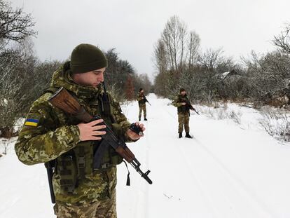Varios soldados ucranios patrullan por la frontera entre Ucrania y Bielorrusia, cerca de Pripriat, donde se encuentra los restos de la central de Chernóbil.