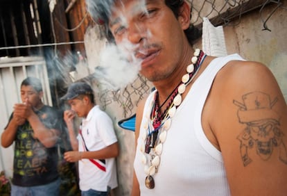 Un joven en el barrio de Tepito fumando marihuana.