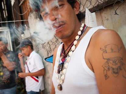 Un joven en el barrio de Tepito fumando marihuana. 
