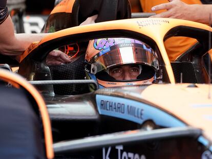 Daniel Ricciardo, piloto del equipo McLaren, en su monoplaza durante un entrenamiento en el Gran Premio de Países Bajos, el sábado.