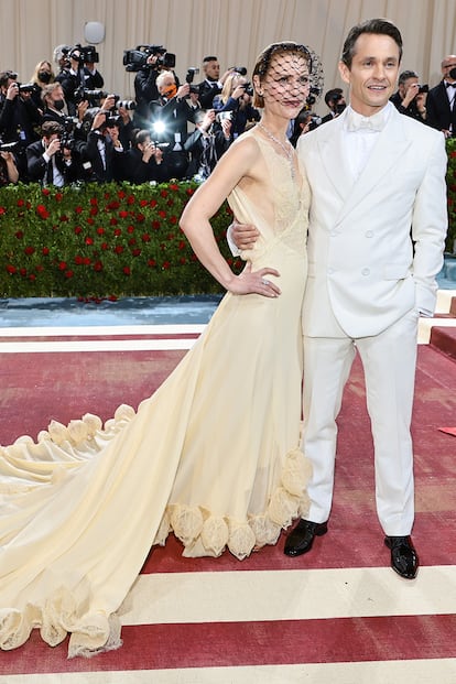 El matrimonio formado por Claire Danes y Hugh Dancy. Ella apostó por un vestido de inspiración lencera de Lanvin, y él, por un esmoquin blanco de Fendi.