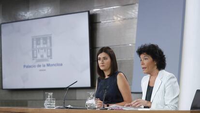 La ministra de Educación y portavoz del Gobierno, Isabel Celáa, y la ministra de Sanidad, Carmen Montón, durante la rueda de prensa posterior al Consejo de Ministros del pasado viernes.