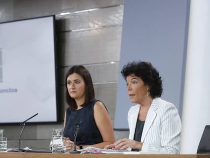 La ministra de Educación y portavoz del Gobierno, Isabel Celáa, y la ministra de Sanidad, Carmen Montón, durante la rueda de prensa posterior al Consejo de Ministros del pasado viernes.