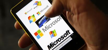 Pantalla de un móvil con varias versiones del logotipo de Microsoft.