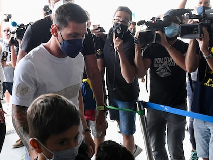Leo Messi chega nesta terça-feira ao aeroporto de El Prat, vizinho a Barcelona, onde embarcou para Paris.