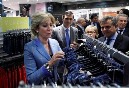 La presidenta regional, Esperanza Aguirre, ayer durante la inauguración del centro comercial Gran Plaza 2, en Majadahonda.