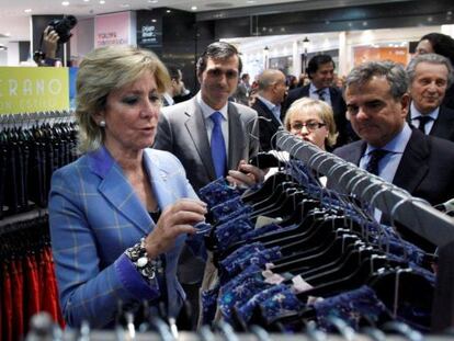 La presidenta regional, Esperanza Aguirre, ayer durante la inauguración del centro comercial Gran Plaza 2, en Majadahonda.