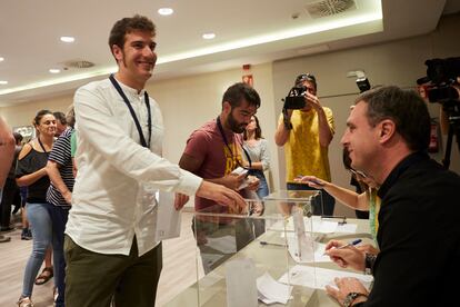 El nuevo presidente de la FNMC, Xabier Alcuaz (izquierda), vota durante la Asamblea General Extraordinaria de la Federación de Municipios y Concejos, en el Hotel Iruña Park, este viernes en Pamplona.