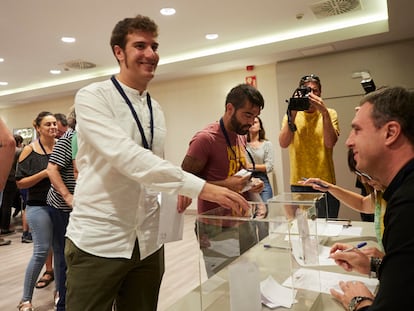 El nuevo presidente de la FNMC, Xabier Alcuaz (izquierda), vota durante la Asamblea General Extraordinaria de la Federación de Municipios y Concejos, en el Hotel Iruña Park, este viernes en Pamplona.