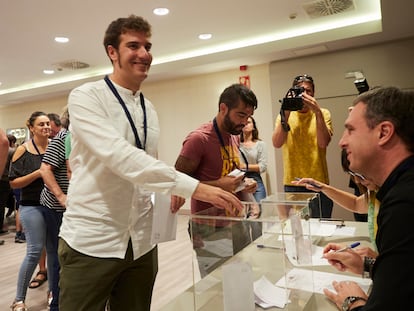 El nuevo presidente de la FNMC, Xabier Alcuaz (izquierda), vota durante la Asamblea General Extraordinaria de la Federación de Municipios y Concejos, en el Hotel Iruña Park, este viernes en Pamplona.