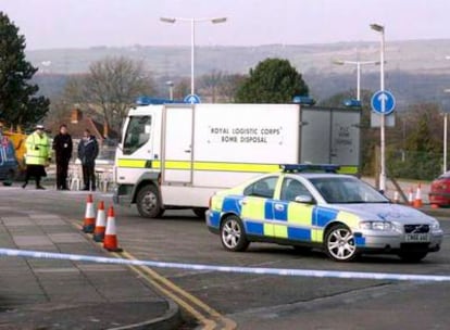 La policía inglesa acordona el equivalente de la DGT en Swansea, Inglaterra, el pasado miércoles. Una carta bomba estalló hiriendo a seis personas.