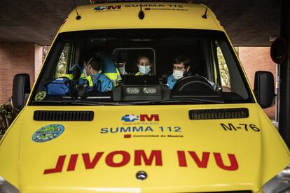 “¡UVI 8! ¡UVI 8!” ruge la radio. Son las 10.45 y llega el primer aviso. Rápidamente todo el equipo sube a la ambulancia. Pérez arranca, hace sonar la sirena y acelera por las calles de Madrid.