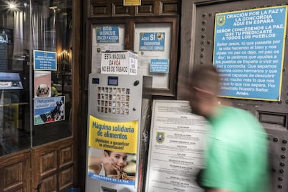 La iglesia se auto gestiona con las ayudas que turistas, curiosos y vecinos entregan de diversas maneras. Una máquina expendedora de tabaco ha sido rediseñada para que se pueda ayudar aportando dinero desde comida o lavandería a un corte de pelo. “Si hay panaderías, cafeterías, puticlubs o centros de socorro abiertos las 24 horas, ¿por qué no va a haber iglesias? Es de sentido común”, asegura el padre Ángel, fiel seguidor del pontífice. Incluso una máxima del Papa Francisco se puede leer en una pancarta sobre el altar: “Tener los templos con las puertas abiertas en todas partes para que todos los que buscan no se encuentren con la frialdad de unas puertas cerradas”.