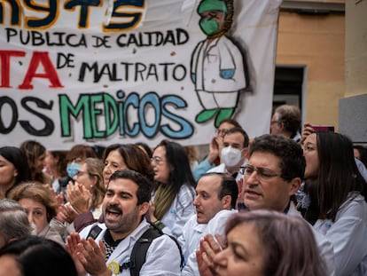 Médicos de Madrid concentrados durante la huelga de primaria que duró entre noviembre y marzo.