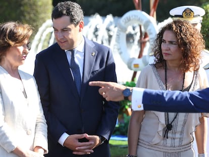 El presidente andaluz, Juan Manuel Moreno, junto a la ministra de Hacienda, María Jesús Montero, y la vicepresidenta del Gobierno, Carmen Calvo.