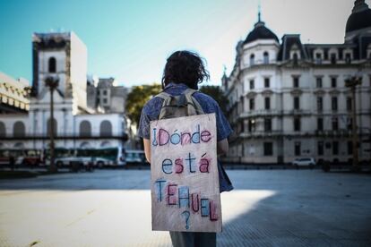 Un hombre carga un cartel en su espalda en referencia al joven desaparecido Tehuel De La Torre, durante una manifestación en Buenos Aires (Argentina). Familiares, amigos y activistas se manifiestan en diversas ciudades del país al cumplirse un mes de la desaparición de De La Torre, un chico trans que salió de casa para acudir a una entrevista de trabajo en la localidad de San Vicente y no regresó.